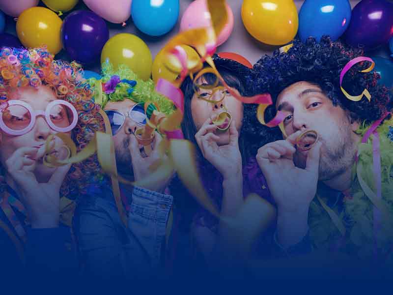 Feiernde Menge auf einem Faschingsball