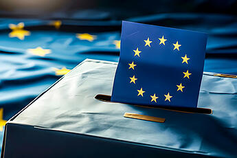 Composing einer Europafahne mit einer Wahlurne und einem Stimmzettel