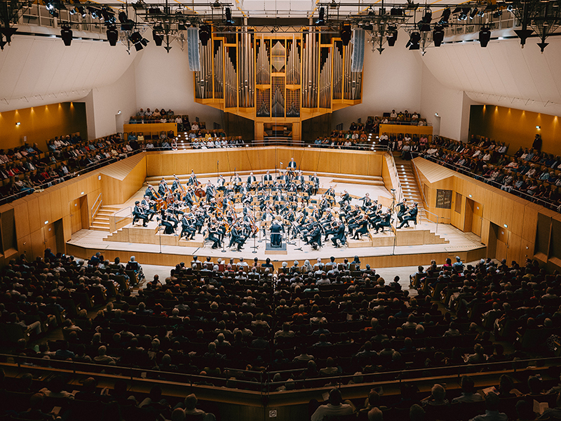 Blick in den Konzertsaal mit den Bamberger Symphonikern
