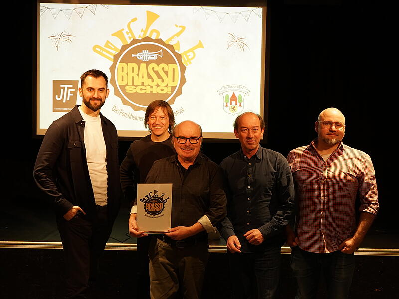 Die Organisatoren des neuen Bl&auml;sermusik-Festivals &bdquo;Brassd scho!&ldquo;: Beim Gespr&auml;ch im Jungen Theater Forchheim mit (hinten) Christian Libera (li.), Robert H&uuml;bschmann, (vorne v. li. n. re.) Ulrich Raab, Wolfram Weltzer und Martin Borowski