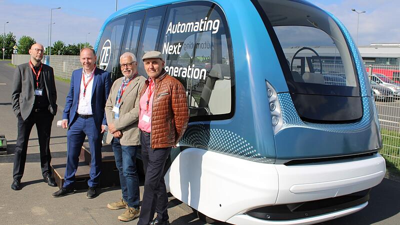 Unternahmen im Mai 2022 eine Probefahrt im autonom fahrenden Shuttle: der Kitzinger Bauamtsleiter Oliver Graumann, OB Stefan Güntner, Stadtrat Klaus Sanzenbacher und der Sachgebietsleiter Tiefbau, Hilmar Hein (von links). Unternahmen im Mai 2022 eine Probefahrt im autonom fahrenden Shuttle: der Kitzinger Bauamtsleiter Oliver Graumann, OB Stefan Güntner, Stadtrat Klaus Sanzenbacher und der Sachgebietsleiter Tiefbau, Hilmar Hein (von links).