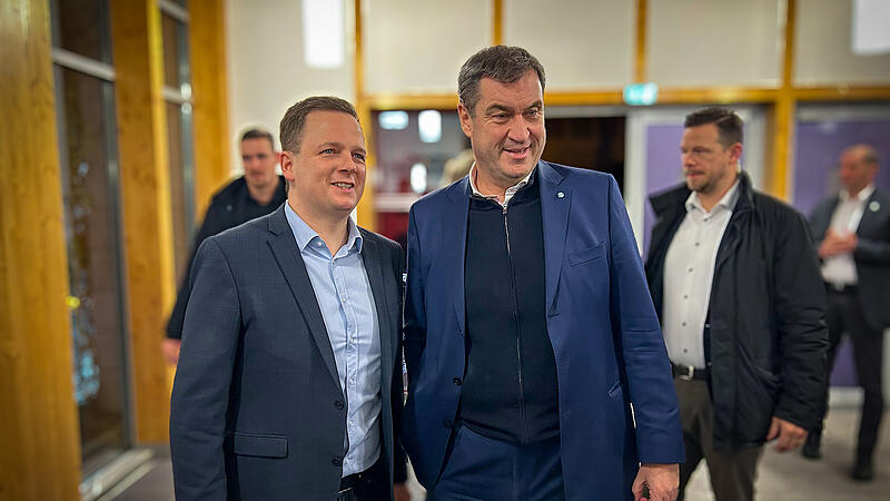 B&uuml;rgermeister Tobias Ehrlicher (links) begr&uuml;&szlig;t Markus S&ouml;der in Bad Rodach.