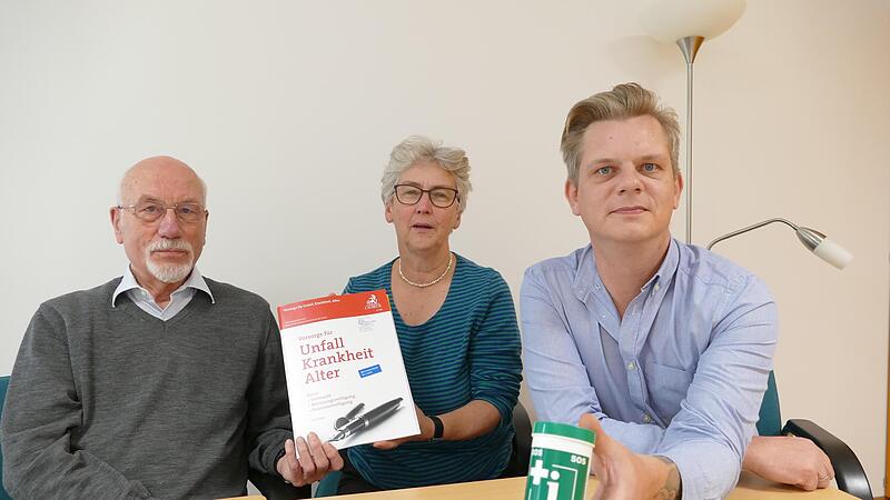 Den Tod bedenken - das Leben verstehen. Unter diesem Motto informieren über Vorsorgevollmacht und Patientenverfügung (von links) Helmut Göbel, Dr. Bettina Knorr und Stephan Lamprecht. Den Tod bedenken - das Leben verstehen. Unter diesem Motto informieren über Vorsorgevollmacht und Patientenverfügung (von links) Helmut Göbel, Dr. Bettina Knorr und Stephan Lamprecht.