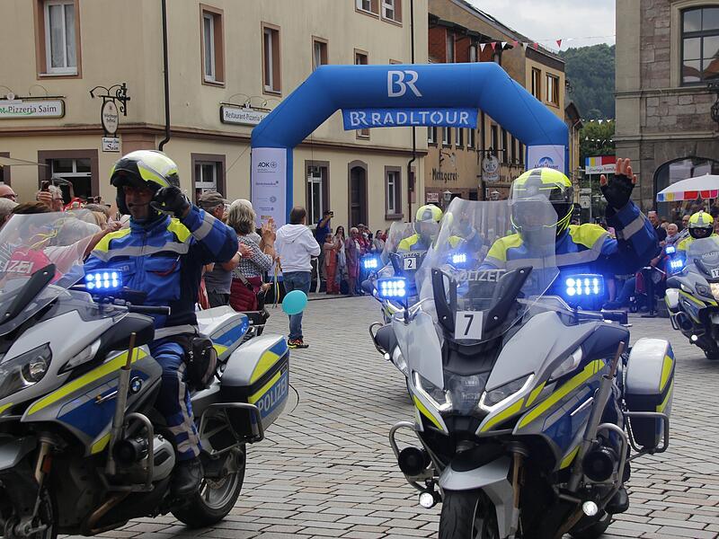 Zieleinfahrt der BR-Radltour 2025 in Hammelburg am MarktplatzZieleinfahrt der BR-Radltour 2025 in Hammelburg am Marktplatz