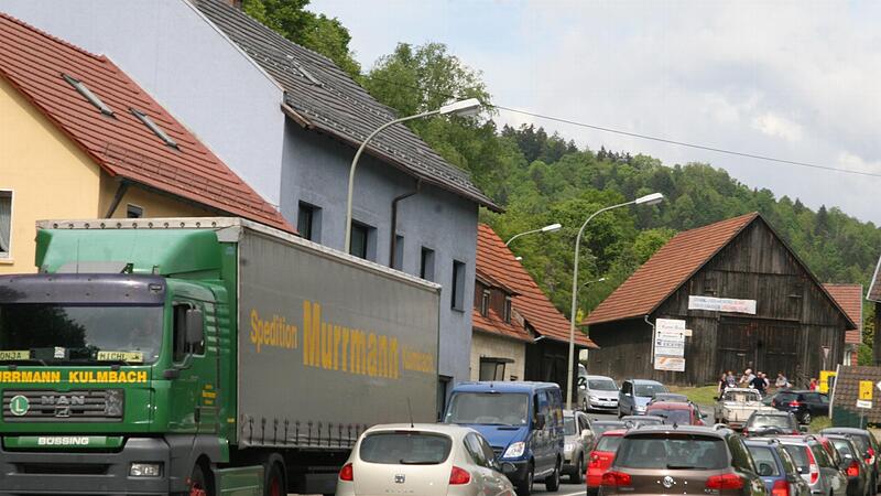 Der Verkehr w&auml;lzt sich seit Jahrzehnten durch Kauerndorf &ndash; und hat immer mehr zugenommen.