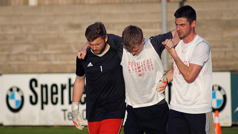 Maximilian Tomasiak (Mitte) verletzte sich am Mittwoch beim Training. Till Wagner (links) und Max Wagner stützen ihn. Maximilian Tomasiak (Mitte) verletzte sich am Mittwoch beim Training. Till Wagner (links) und Max Wagner stützen ihn.