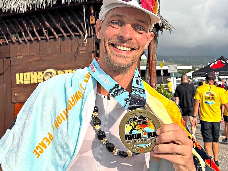 Theurer im Ziel der Ironman-WM Der Triathlet Marius Theurer freut sich im Ziel. Er hat Vereinsgeschichte geschieben.