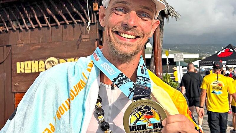 Theurer im Ziel der Ironman-WM Der Triathlet Marius Theurer freut sich im Ziel. Er hat Vereinsgeschichte geschieben.
