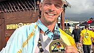 Der Triathlet Marius Theurer freut sich im Ziel. Er hat Vereinsgeschichte geschieben.