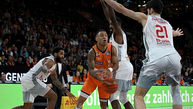 Die drei Bamberger (von links) Gerel Simmons, Amir Bell und Gabriel Chachashvili versuchen in dieser Szene Yago dos Santos (am Ball) zu stoppen.