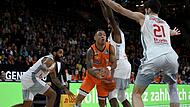 Die drei Bamberger (von links) Gerel Simmons, Amir Bell und Gabriel Chachashvili versuchen in dieser Szene Yago dos Santos (am Ball) zu stoppen.