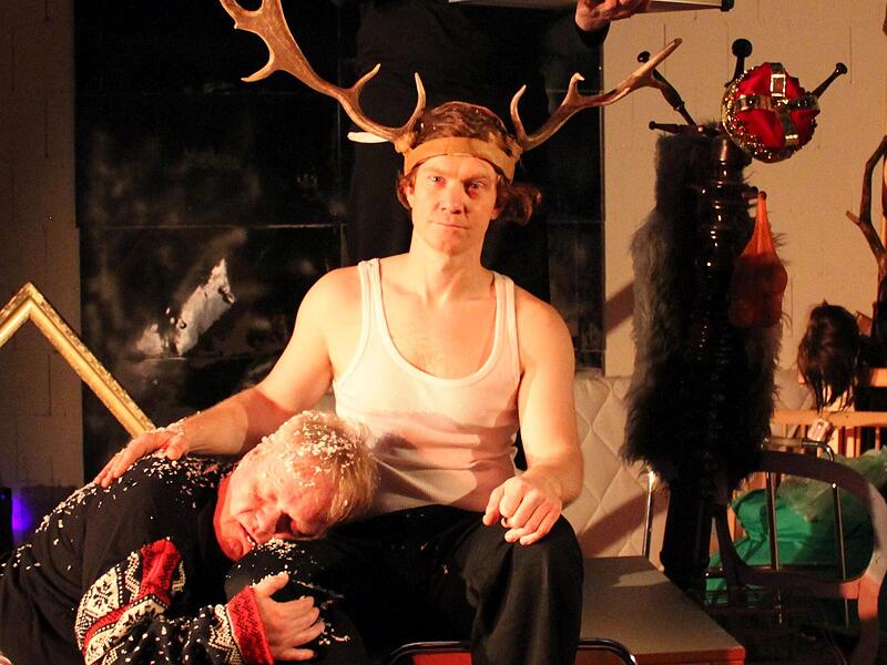 Benjamin Bochmann (sitzend), hier zu sehen 2021 mit Stephan Bach bei „Peer Gynt“ in Bamberg.Forchheim & Fränkische Schweiz Benjamin Bochmann (sitzend), hier zu sehen 2021 mit Stephan Bach bei „Peer Gynt“ in Bamberg.Forchheim & Fränkische Schweiz