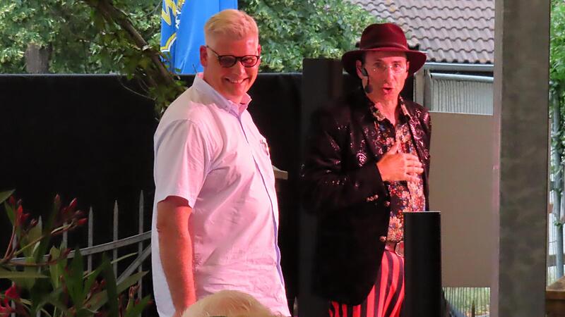 „Schackalacka!“ Oti Schmelzer kann es einfach (l. Veranstalter Michael Lieb).