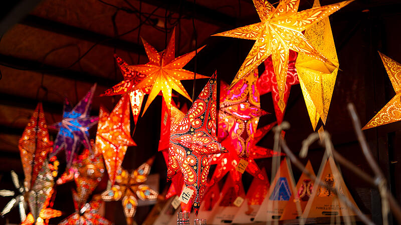 Ein tolles Farbspiel liefern diese Dekosterne ab.