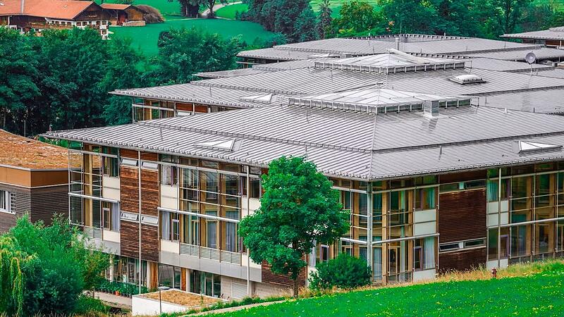 Gilt als Musterbeispiel f&uuml;r &bdquo;Heilende Architektur&ldquo;: das Kreiskrankenhaus Agatharied im oberbayerischen Landkreis Miesbach, das wie eine kleine Stadt konzipiert und gebaut wurde.