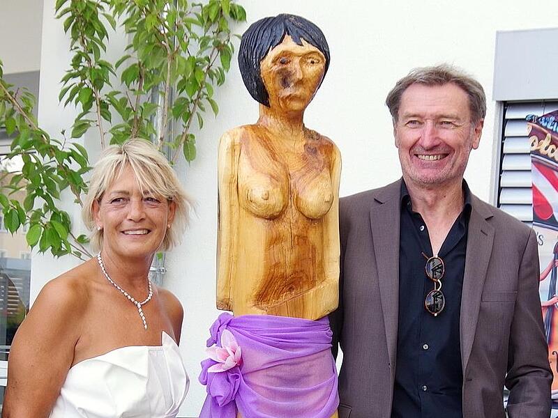 Große Freude über die neue „Sakura“: Einrichtungsleiterin Karin Büttner und Dr. Erwin Fehn.