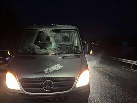 Transporter von Eisbrocken getroffen