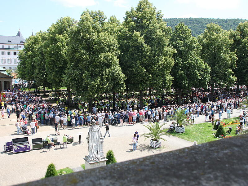 Ein Blick von oben: Der Kurpark war an diesem Sonntag (23.06.) voll mit Menschen.