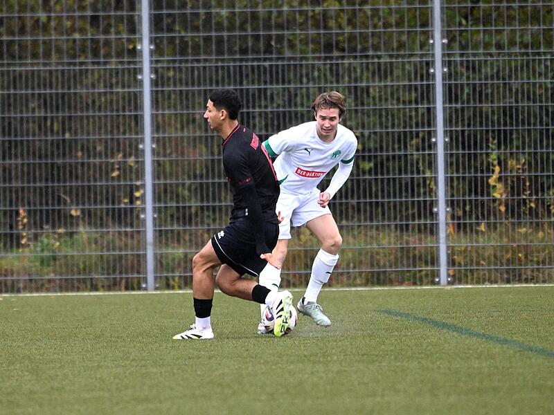 Sport Fußball Saison 2025 / 2026 Bayernliga Nord  16. Spieltag am Sonntag 02.11.2025 Spielort  Ingolstadt AUDI Sportpark Platz 5   Kunstrasenplatz  Spielbeginn 14.00 h  FC Ingolstadt 04 II gegen TSV Neudrossenfeld Halbzeitergebnis 0:0 Endstand Moritz HüFC Ingolstadt II - TSV Neudrossenfeld