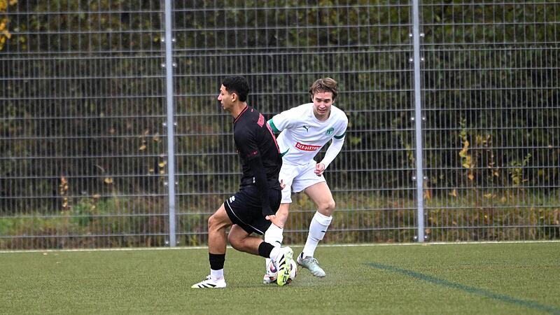 Sport Fußball Saison 2025 / 2026 Bayernliga Nord  16. Spieltag am Sonntag 02.11.2025 Spielort  Ingolstadt AUDI Sportpark Platz 5   Kunstrasenplatz  Spielbeginn 14.00 h  FC Ingolstadt 04 II gegen TSV Neudrossenfeld Halbzeitergebnis 0:0 Endstand Moritz HüFC Ingolstadt II - TSV Neudrossenfeld