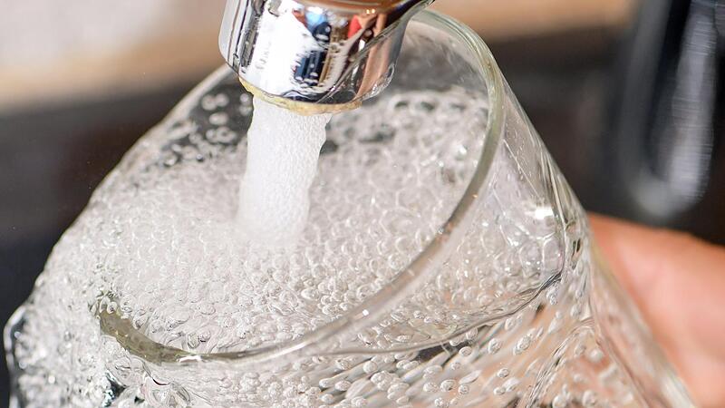 Trinkwasser aus dem &ouml;ffentlichen Trinkwasserleitungsnetz unterliegt einem &uuml;beraus hohen Qualit&auml;tsanspruch. Schon bei einem Keim schaltet sich die Warnmaschinerie ein. Das bedeutet nicht, dass man auch im Falle einer Abkochanordnung gleich Angst vor dem Wasser haben muss. Es ist immer noch besser, als Regenwasser aus der Pf&uuml;tze oder eine Mundvoll Wasser aus dem Baggersee.