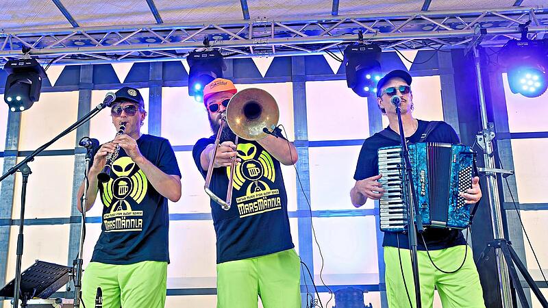 Die &bdquo;Marsm&auml;nnla&ldquo; rocken die B&uuml;hne in Kirchehrenbach, die auf einem Lastwagen installiert ist.