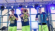 Die &bdquo;Marsm&auml;nnla&ldquo; rocken die B&uuml;hne in Kirchehrenbach, die auf einem Lastwagen installiert ist.