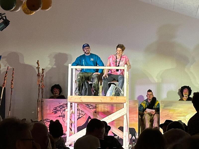 Nancy und Axel auf der Aussichtsplattform in Oberleichtersbach.