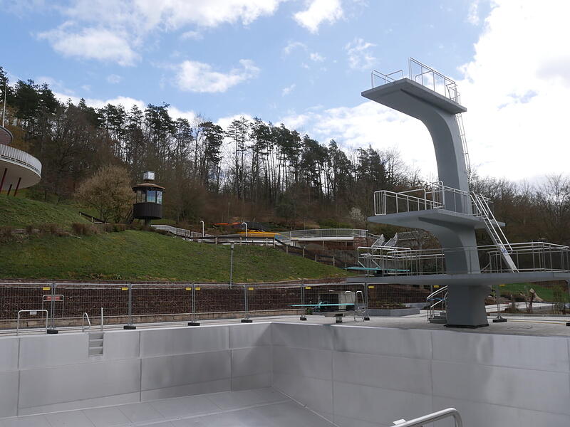 Die Sanierungsarbeiten im Terrassenschwimmbad sind noch im vollen Gange.