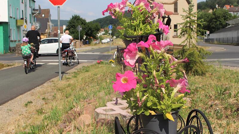Liebevoll gestalten Anwohner den Rhönexpress-Radweg in Bad Brückenau. Gastronomische Angebote gibt es hier direkt am Radweg nicht. Liebevoll gestalten Anwohner den Rhönexpress-Radweg in Bad Brückenau. Gastronomische Angebote gibt es hier direkt am Radweg nicht.
