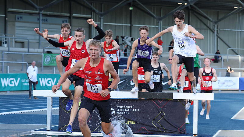 Noah Möller (vorne) vom TSV Staffelstein gewann bei der Deutschen Jugendmeisterschaft in der U18 Bronze über 2000 Meter Hindernis.