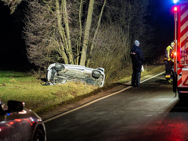 Die Fahrerin konnte sich noch selbst aus dem verungl&uuml;ckten Fahrzeug befreien.
