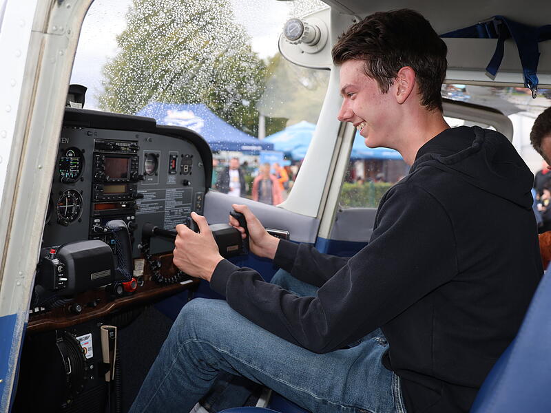 Sich einmal als Pilot fühlen - das konnten die Besucherinnen und Besucher beim Fest des Aero Club Coburg am Samstag auf der Brandsteinsebene.