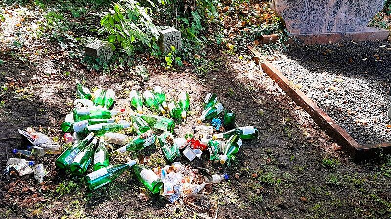 Leere Weinflaschen stapeln sich neben einem Grab auf dem Neuen Friedhof in Forchheim. Statt Frieden, Ruhe, Trauer gibt es immer wieder &Auml;rger auf st&auml;dtischen Friedh&ouml;fen - wegen illegalen M&uuml;llablagerungen.