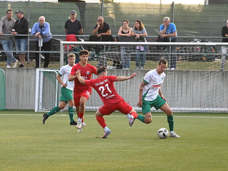 Sport Fußball Saison 2025 / 2026 Toto-Pokal / Verbandspokal  Achtelfinale  am Dienstag 26.08.2025  Spielort  Neudrossenfeld Am Weinberg Kunstrasenplatz   Spielbeginn 19.00 h  TSV Neudrossenfeld gegen TSV Aubstadt Halbzeitergebnis Bas Peeters Igor Zelensk