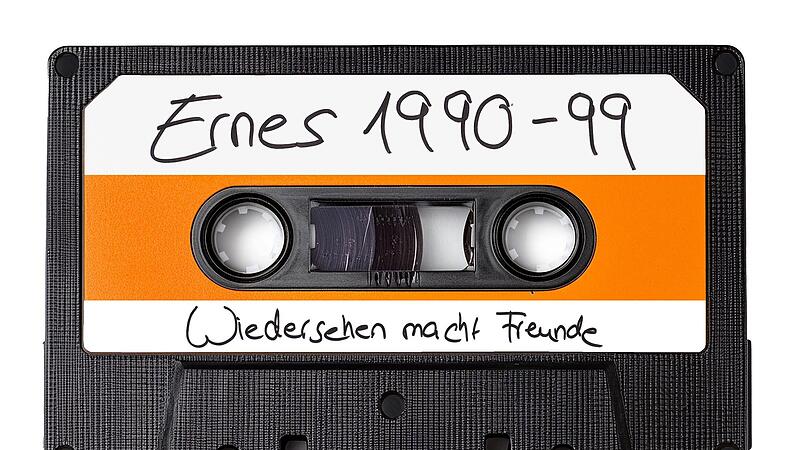 In den 90ern gab es weder Streamingdienste noch Youtube – man teilte seine Musik auf Cassetten: Symbol des Jahrzehnt-Treffens. In den 90ern gab es weder Streamingdienste noch Youtube – man teilte seine Musik auf Cassetten: Symbol des Jahrzehnt-Treffens.