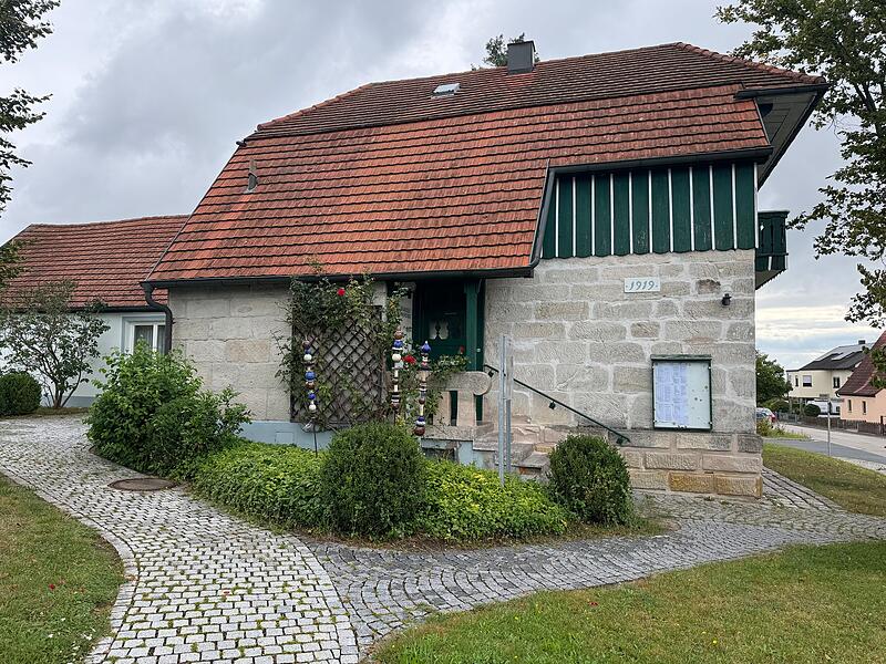 Die Gemeindekanzlei von Lonnerstadt. Hier h&auml;ngt der Haussegen schief, weil die B&uuml;rgermeisterin und ein Gemeinderatsmitglied seit geraumer Zeit im Clinch liegen.