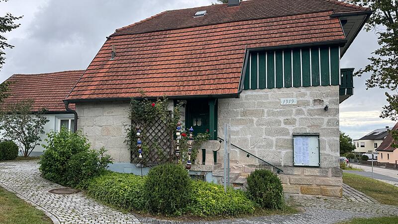 Die Gemeindekanzlei von Lonnerstadt. Hier h&auml;ngt der Haussegen schief, weil die B&uuml;rgermeisterin und ein Gemeinderatsmitglied seit geraumer Zeit im Clinch liegen.