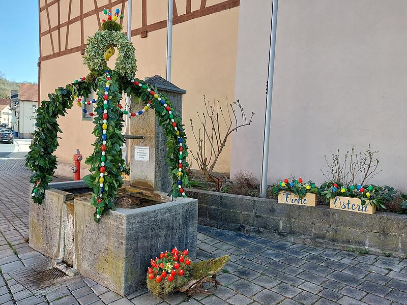 Sulzthaler Osterbrunnen: geschmückt von den Sulzthaler Stickfrauen