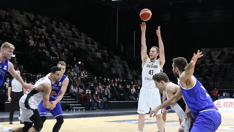 Während Christian Sengfelder an der Freiwurflinie steht, gehen die Brose-Teamkollegen Dominic Lockhart (links) und Patrick Heckmann gegen Estland zum Rebound.
