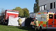 Schulzentrum Haßfurt am Dienstag gegen 14 Uhr: Haßfurter Feuerwehrleute haben einen Sichtschutz um die Unfallstelle errichtet.