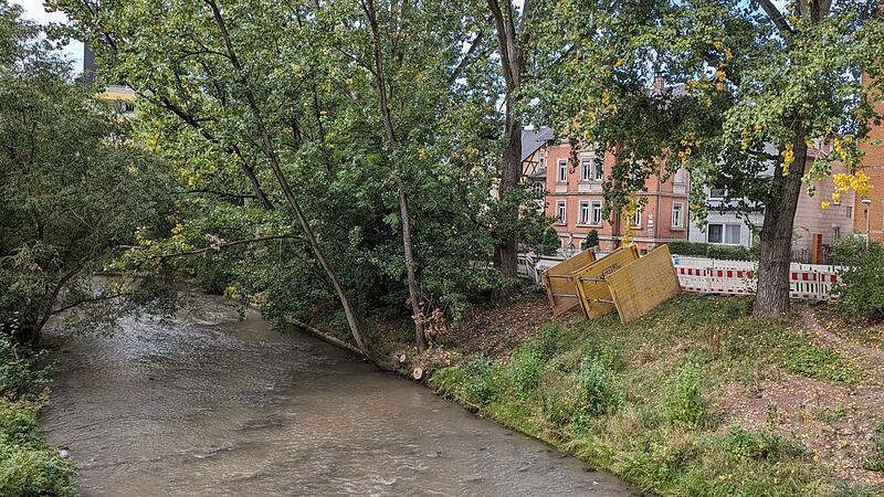 Die Itz von der Heiligkreuzbr&uuml;cke aus: Bei einem hundertj&auml;hrlichen Hochwasser w&uuml;rde sie  etwa bis auf H&ouml;he der Baustellenabsperrung steigen.