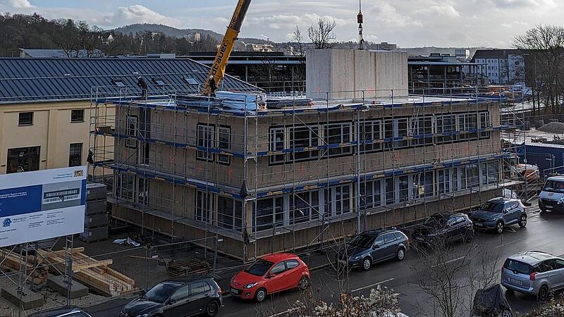 F&uuml;r das neuste Hochschulgeb&auml;ude am Schlachthofgel&auml;nde werden vorgefertigte Module auf- und ineinander gesetzt.