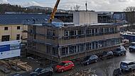 Für das neuste Hochschulgebäude am Schlachthofgelände werden vorgefertigte Module auf- und ineinander gesetzt.