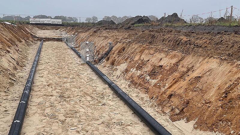 Die S&uuml;dlink-Kabel werden alle unter der Erde verlegt, zum Teil in offener Bauweise, wie hier demonstriert.