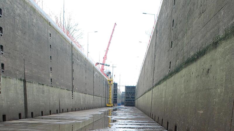 Die Zement-Industrie wirbt mit dem Slogan: Beton &ndash; es kommt drauf an was man draus macht. In der Schleuse Ottendorf wurde er reichlich verwendet,, was man sieht, wenn die 300 Meter lange Kammer f&uuml;r Bauarbeiten trockengelegt wird &ndash; zuletzt im Fr&uuml;hj...
