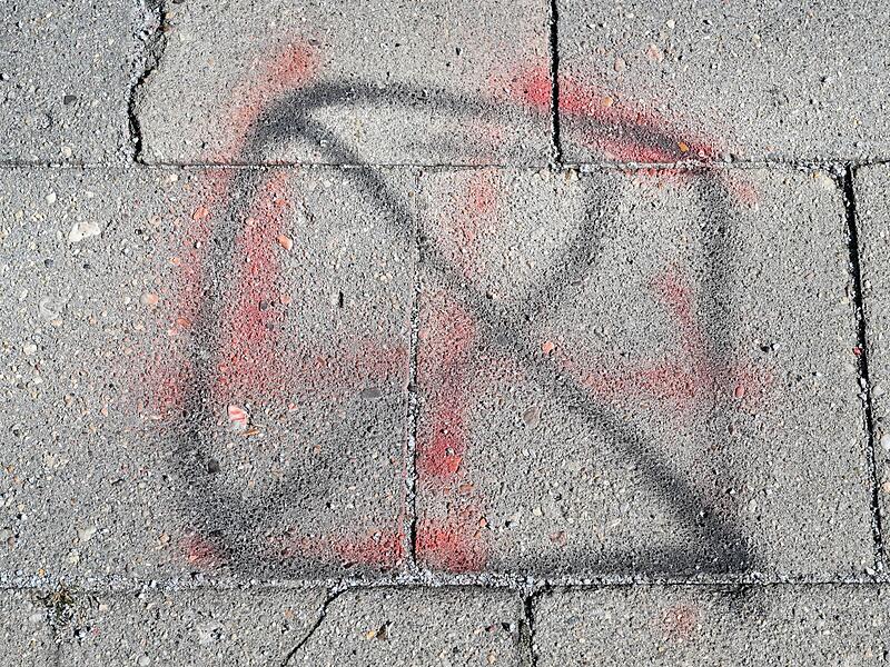 &Uuml;bermalte Hakenkreuz-Schmiererei