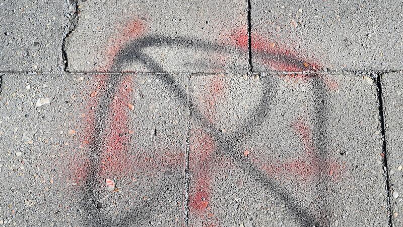 &Uuml;bermalte Hakenkreuz-Schmiererei