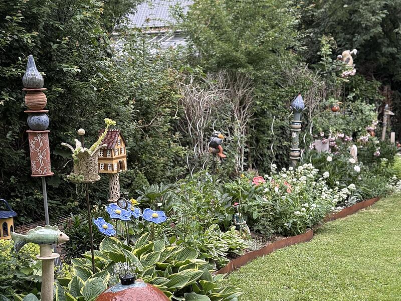 Monika Steidl fertigt die im Garten ausgestellten Keramiken selbst. Monika Steidl fertigt die im Garten ausgestellten Keramiken selbst.