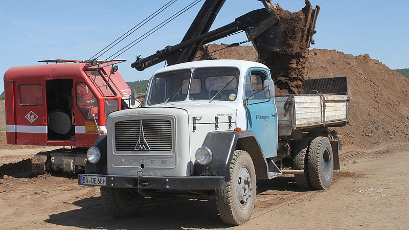 Ein alter Kipplaster von Magirus-Deutz wird beladen von einem O&K-Seilbagger. So hätte es auch auf einer Baustelle in den 1960er-Jahren aussehen können. Ein alter Kipplaster von Magirus-Deutz wird beladen von einem O&K-Seilbagger. So hätte es auch auf einer Baustelle in den 1960er-Jahren aussehen können.